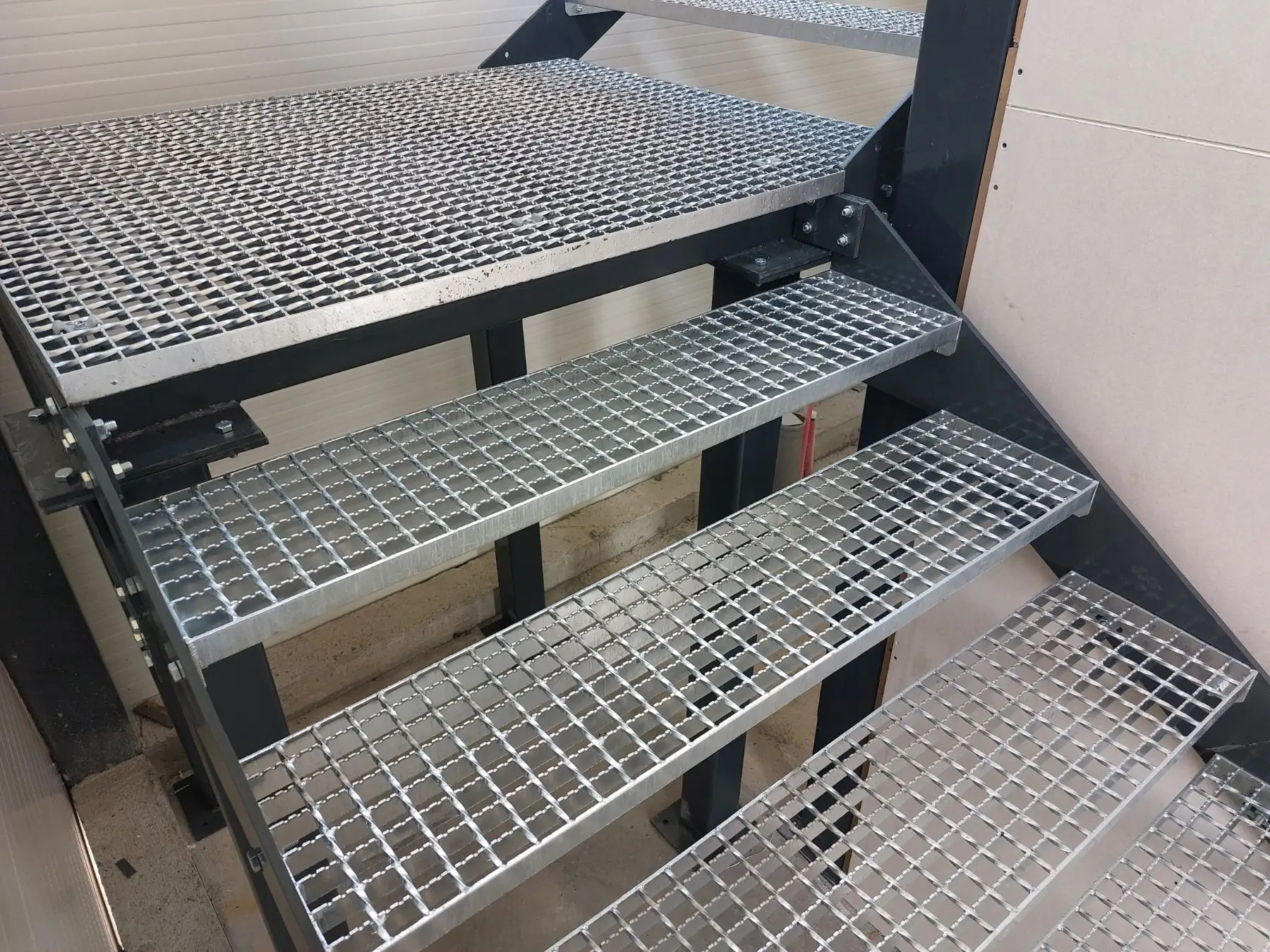 Galvanized steel staircase with grated treads