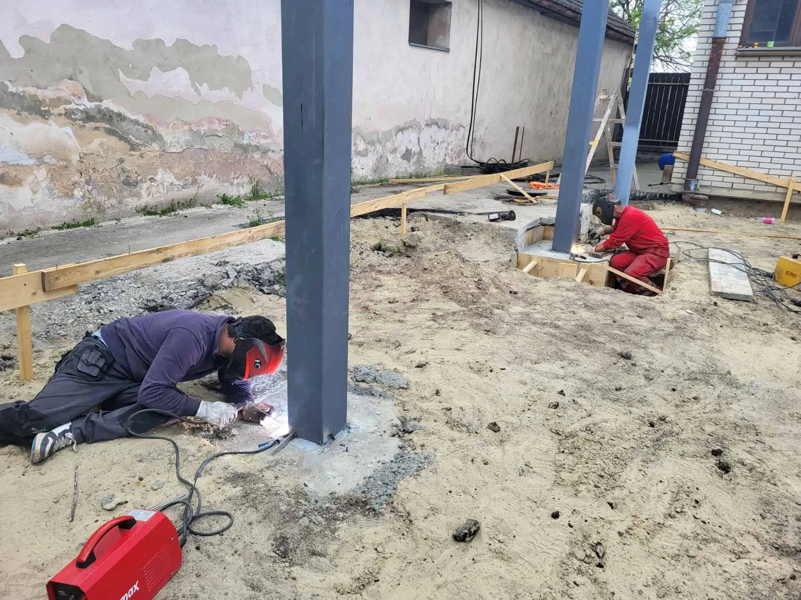 Welding steel support columns for a house extension